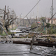 Postes y líneas eléctricas derribadas sobre una carretera en Humacao, Puerto Rico. (Foto: AP Images)